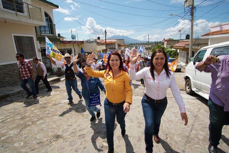 Gloria e Ivideliza, con todo! Recorren colonias en la capital del estado